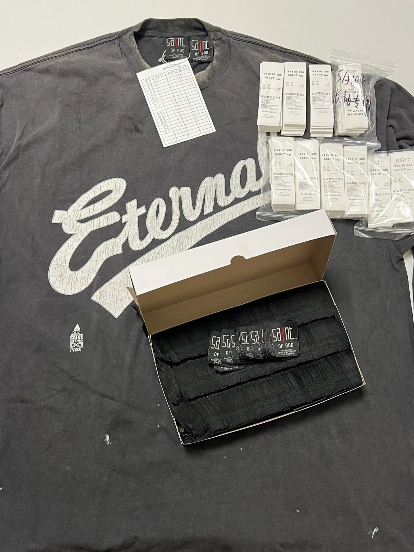 Customized original co-branded main label/wash label SAINT Mxxxxxx × FEAR OF GOD FG_SS TEE/SNT OF GOD/BLK 25SS Heavy FOG co-branded model SAINT OF GOD prayer short sleeves Washed black S-XL This season's blockbuster co-branded model FOG manager JERRY personally carries the goods. The SAINT OF GOD series co-branded has gained quite a lot of buzz. Top-notch printing technology uses silver sand and cracked pulp on the front and rear panels for deep restoration.